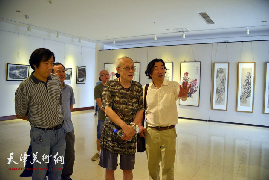 孙长康、韩石、张立涛、孙岩、杨顺和在观看画作。