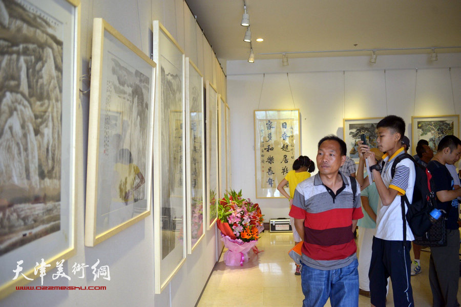 南开区纪念抗日战争胜利七十周年书画展23日开幕，图为现场。