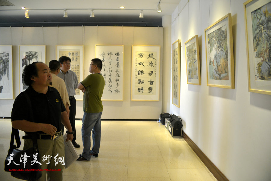 南开区纪念抗日战争胜利七十周年书画展23日开幕，图为现场。