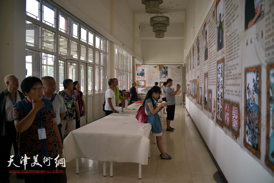 南开区纪念抗日战争胜利七十周年书画展23日开幕，图为现场。
