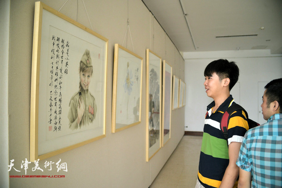 南开区纪念抗日战争胜利七十周年书画展23日开幕，图为现场。