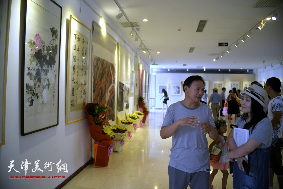 南开区纪念抗日战争胜利七十周年书画展23日开幕，图为现场。