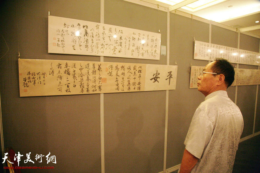 无上清凉—朱懿、贾冰吾、李寅虎、闫勇书画展在天津迎宾馆举行，图为展览现场。