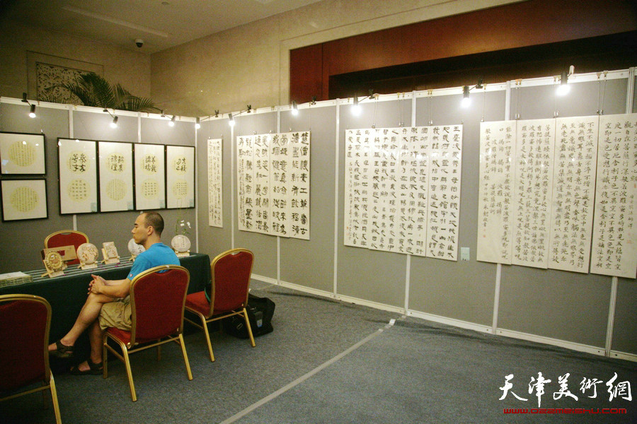 无上清凉—朱懿、贾冰吾、李寅虎、闫勇书画展在天津迎宾馆举行，图为展览现场。