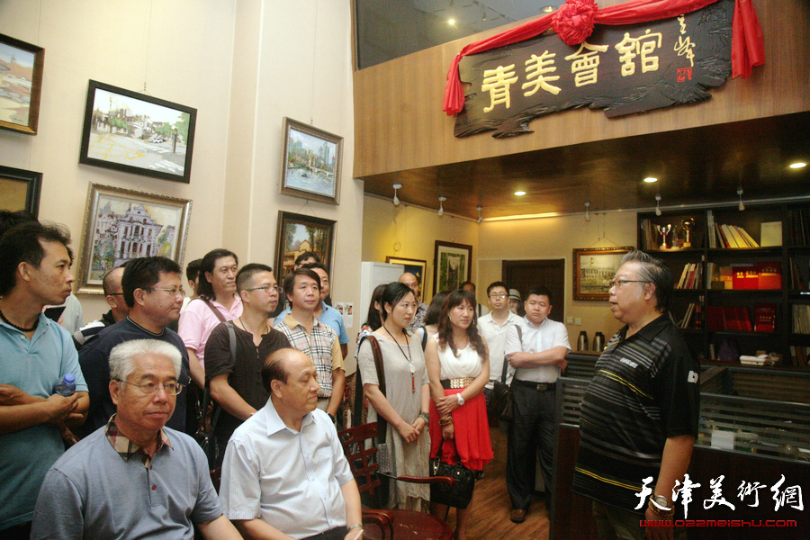 “大美天津”城市画派艺术家美术作品展在天津青年美术馆举行，图为