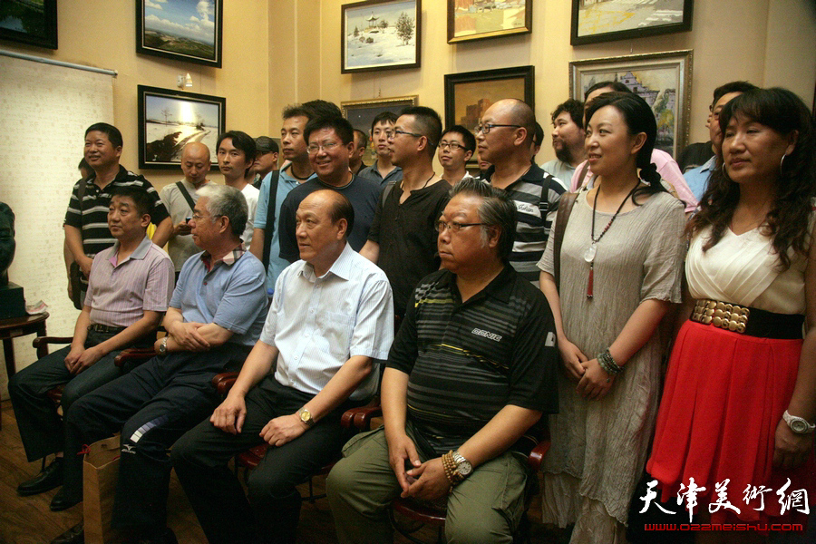 “大美天津”城市画派艺术家美术作品展在天津青年美术馆举行，图为