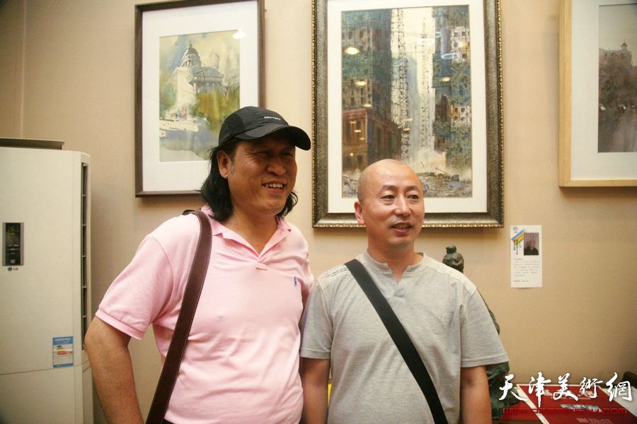“大美天津”城市画派艺术家美术作品展在天津青年美术馆举行，图为