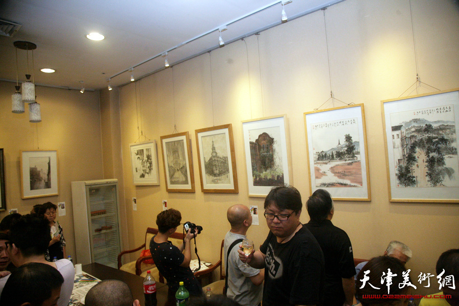 “大美天津”城市画派艺术家美术作品展在天津青年美术馆举行，图为展览现场。