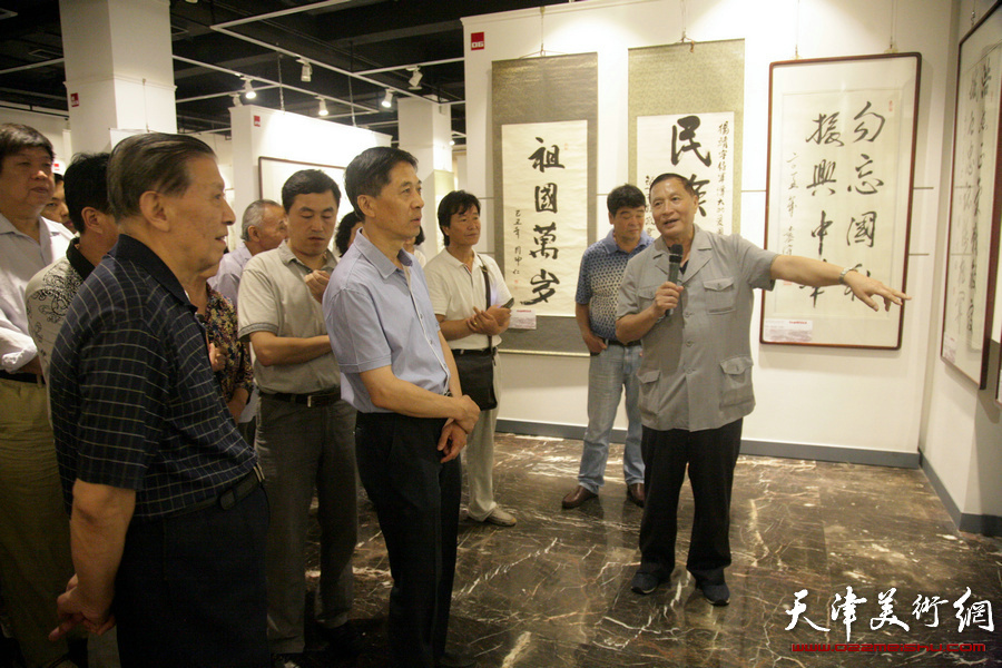 “纪念中国人民抗日战争暨世界反法西斯战争胜利70周年—共和国将军书画展”在天津日报美术馆开展，图为