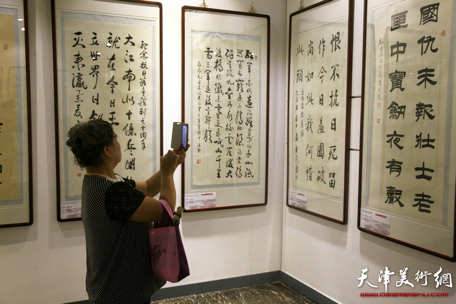 “纪念中国人民抗日战争暨世界反法西斯战争胜利70周年—共和国将军书画展”在天津日报美术馆开展，图为展览现场。