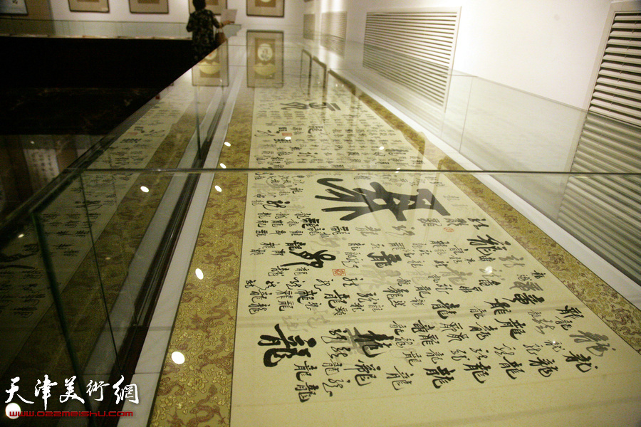 “纪念中国人民抗日战争暨世界反法西斯战争胜利70周年—共和国将军书画展”在天津日报美术馆开展，图为展览现场。