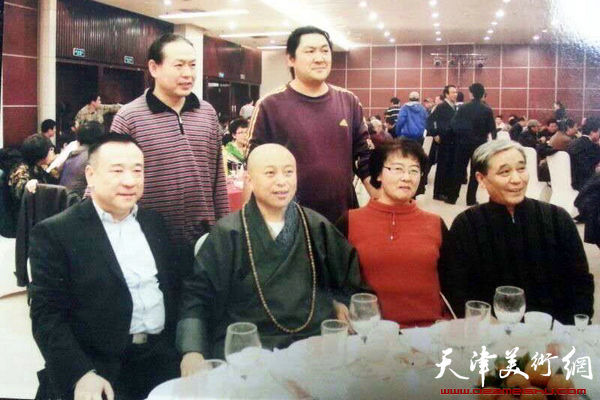 智如法师（左一）、马志明（右一）、贾冰吾（左一）