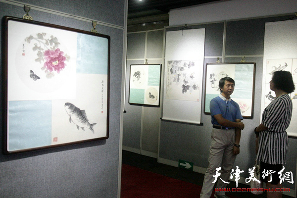 张春蕾首次个展在天津市政协书画艺术馆开幕，图为