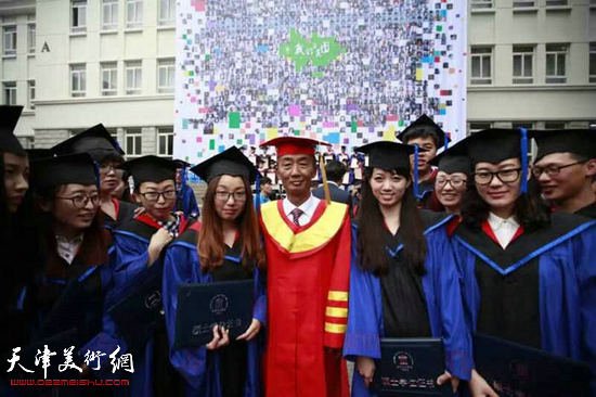 天津美术学院举行2015届毕业典礼暨学位授予仪式，图为现场。