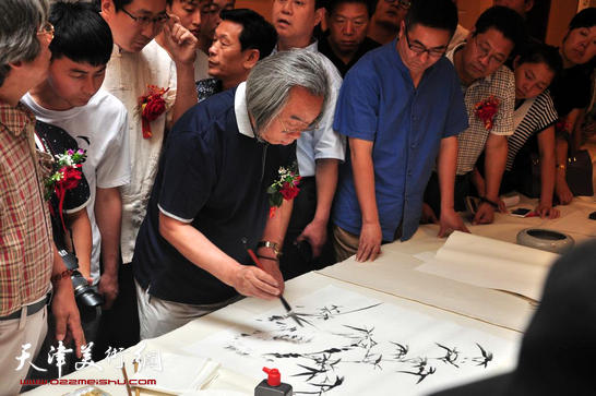 中国艺术研究院教授博导霍春阳先生为美术报河北艺术中心成立暨揭牌仪式作画  
