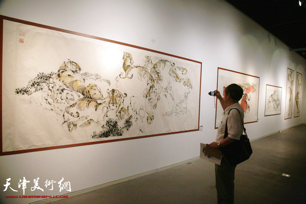 “虎痴”李平野先生作品纪念展在天津美术馆举行，图为展览现场。