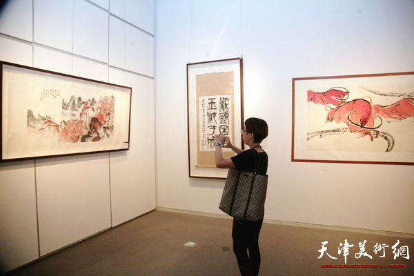 “虎痴”李平野先生作品纪念展在天津美术馆举行，图为展览现场。