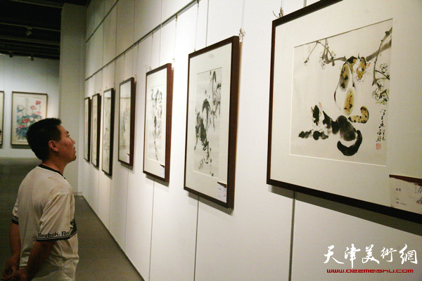 “虎痴”李平野先生作品纪念展在天津美术馆举行，图为展览现场。