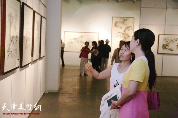 “虎痴”李平野先生作品纪念展在天津美术馆举行，图为展览现场。