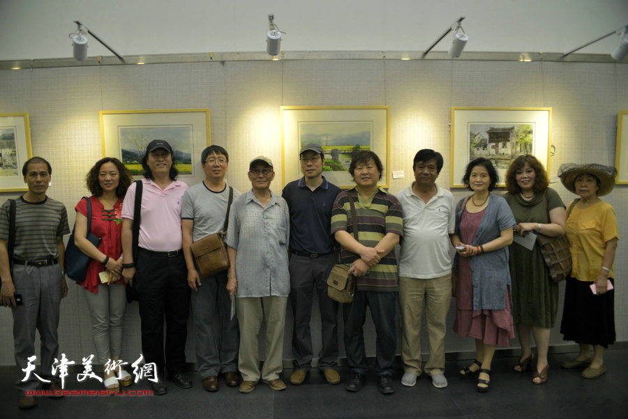 水绿江南—杨俊甫水彩风景写生画展在津开幕，图为杨俊甫与来宾在画展现场。
