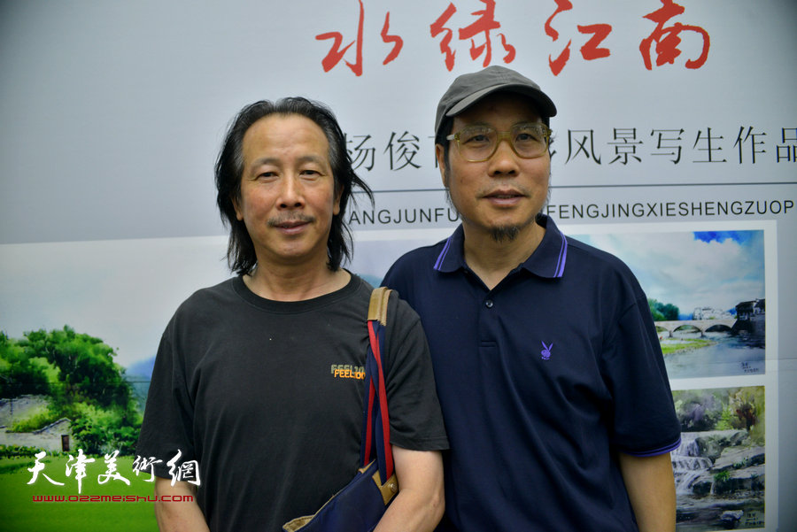 周世麟、杨俊甫在画展现场。