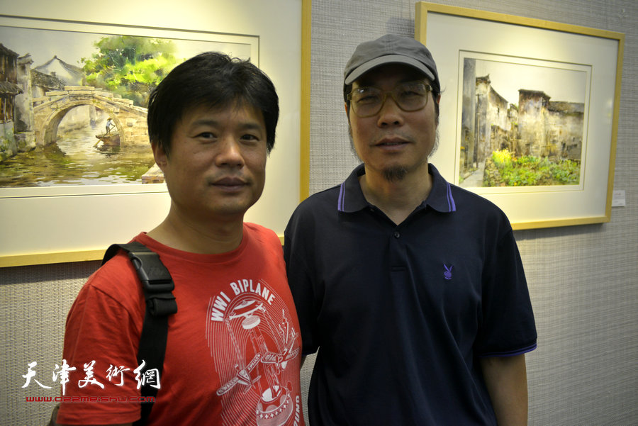 王海涛、杨俊甫在画展现场。