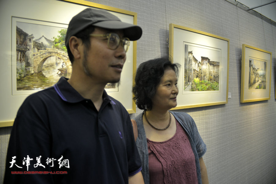 田同芬、杨俊甫在画展现场。
