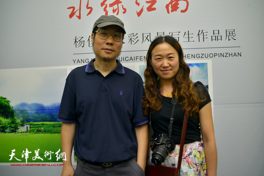 杨俊甫、魏媛媛在画展现场。