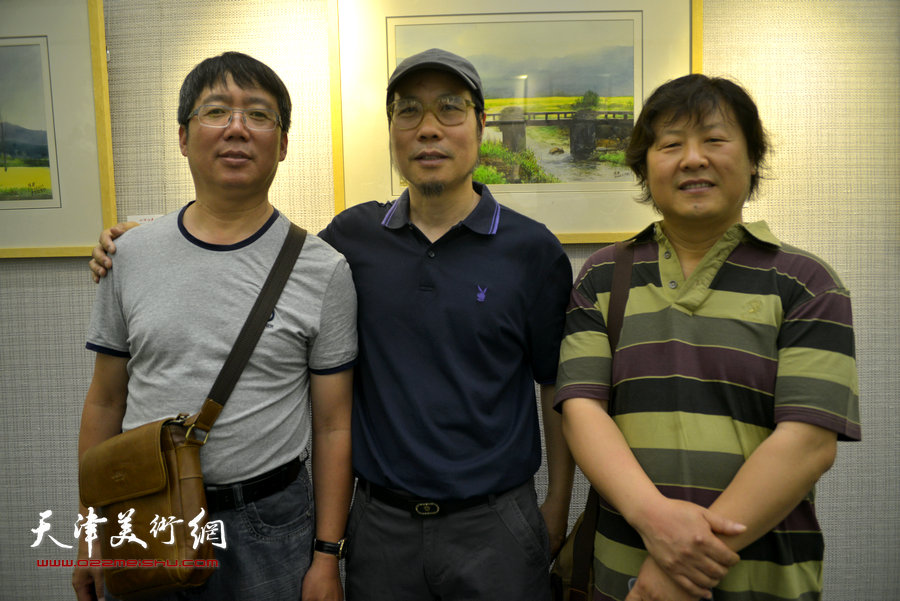 左起：齐宝成、杨俊甫、姜中立在画展现场。