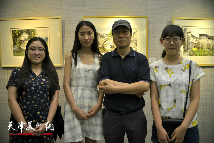 杨俊甫与他的学生们在画展现场。
