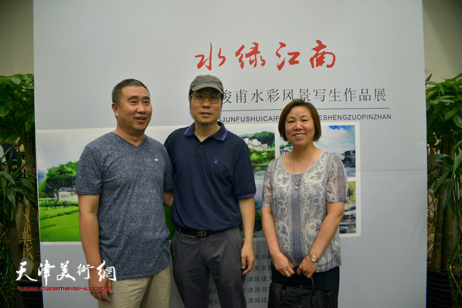 杨俊甫与来宾在画展现场。