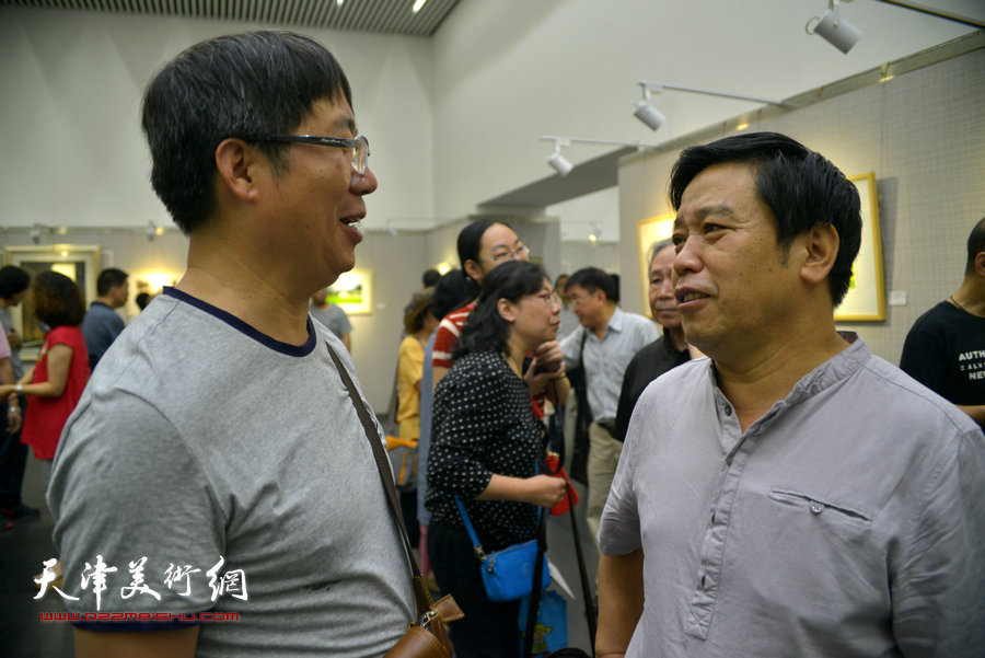 李耀春、齐宝成在杨俊甫水彩风景写生画展上。