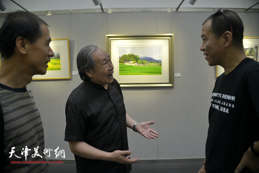李宗儒、尚金凯、张玉忠在杨俊甫水彩风景写生画展上。