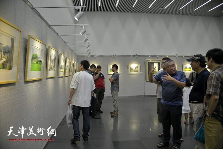 郭凤祥、万栩等在观赏展出的作品。