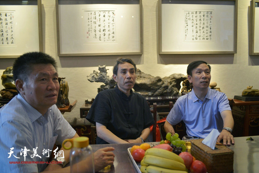 张建会、任云程、窦宝铁在书展现场。