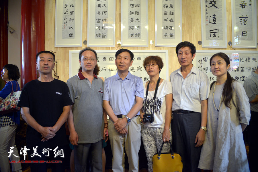 张建会与来宾在书展现场。