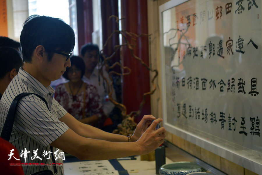 张建会书法展7月4日在“集真阁”举办，图为现场。