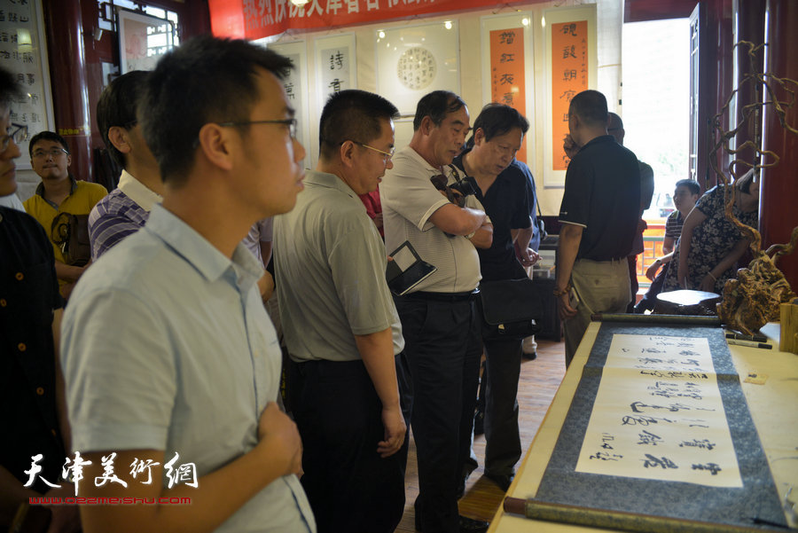 张建会书法展7月4日在“集真阁”举办，图为现场。