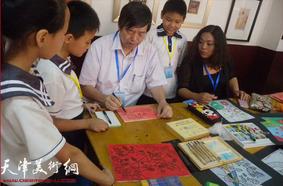 天津师大书画院院长陈元龙教授指导孩子们画画