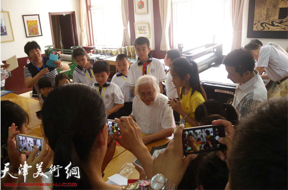 天津师大书画院副院长李庆增教授指导孩子们画画