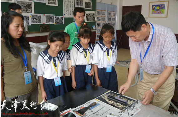天津师大书画院副院长李桂金教授指导孩子们制作版画