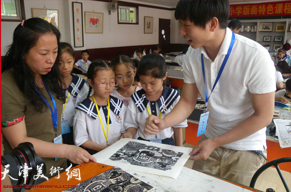 天津师大研究生指导小学生操作机器