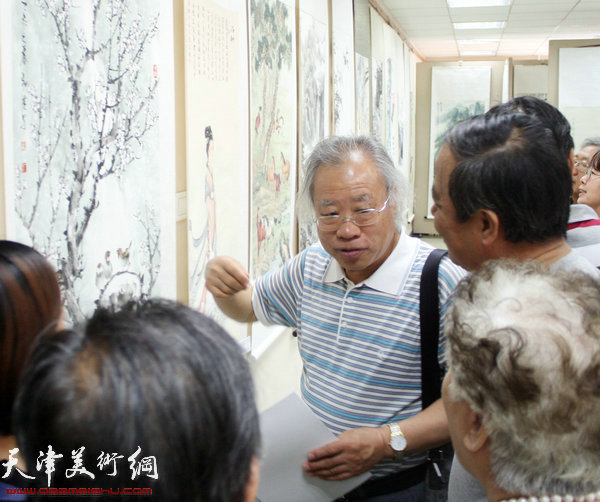 著名人物画家、百中国画院院长王金厚先生为会员点评作品