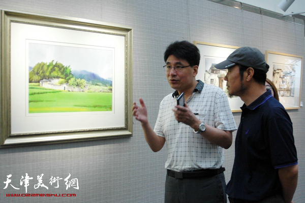 水绿江南—杨俊甫水彩风景写生画展在津开展，图为郭振山、杨俊甫在展览现场。