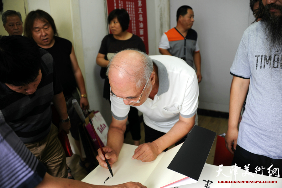 韩征尘“大红袍”专辑首发式暨书法篆刻艺术研讨会在天津文联举行，图为