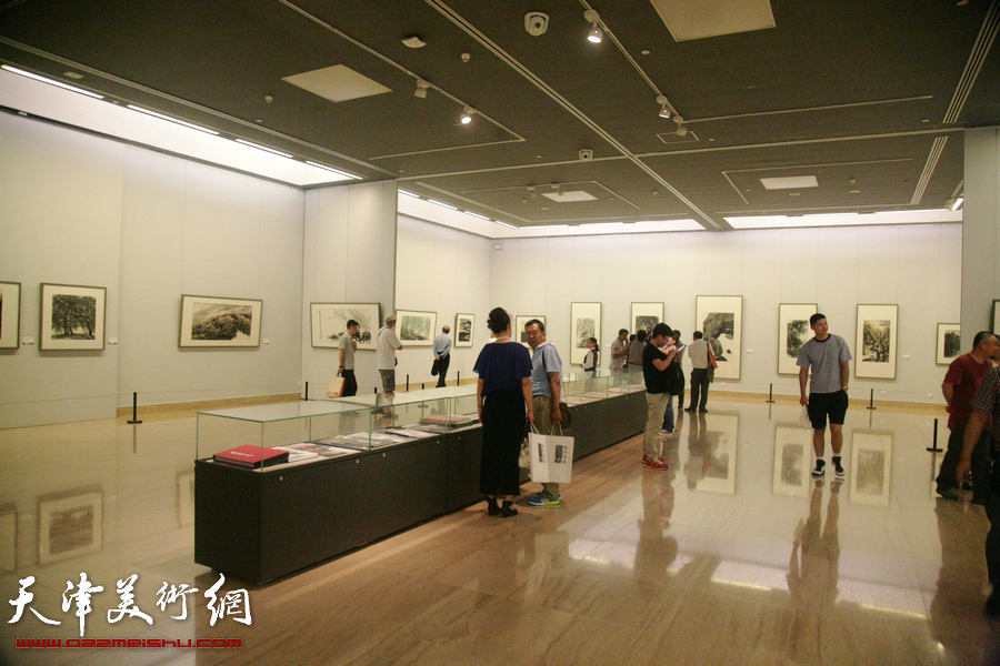 太行浩气—吕云所中国画遗作展在中国美术馆举行，图为展览现场。