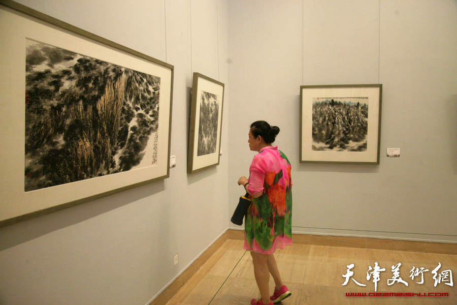 太行浩气—吕云所中国画遗作展在中国美术馆举行，图为展览现场。