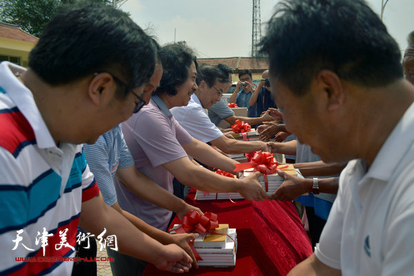 天津画院及宁河县领导向村民赠送画册、图书。
