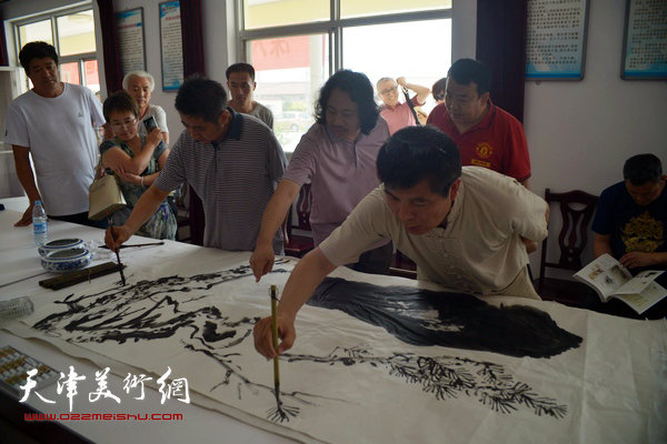 天津画院书画家送文化进农家。图为贾广健、范扬、王爱宗。