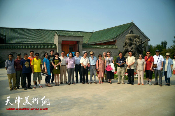 天津画院画家来到“红旗谱纪念馆”，接受革命传统教育。
